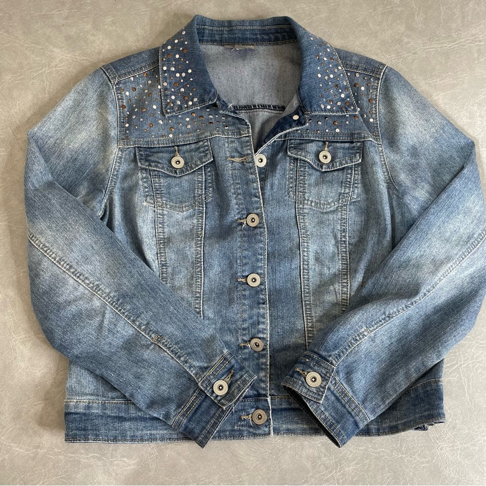 Roz & Ali Distressed Blue Denim Trucker Style Jean Jacket Studded Yoke & Collar - Picture 3 of 8